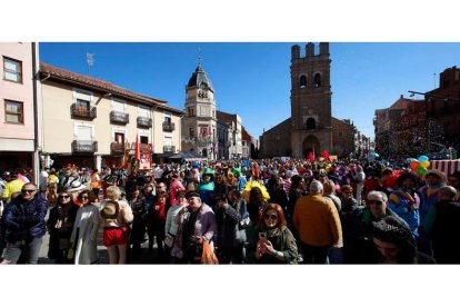 Imagen que presentaba ayer a mediodía la plaza Mayor de La Bañeza, abarrotada de público. RAMIRO