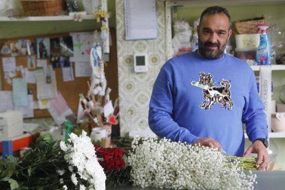 Luis Martins López, en su floristería de Fabero. L. DE LA MATA