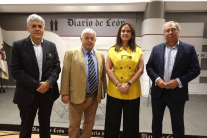 Eduardo Diego, Gonzalo Santonja, Adriana Ulibarri y Joaquín S. Torné, durante la inauguración del congreso de turismo. RAMIRO