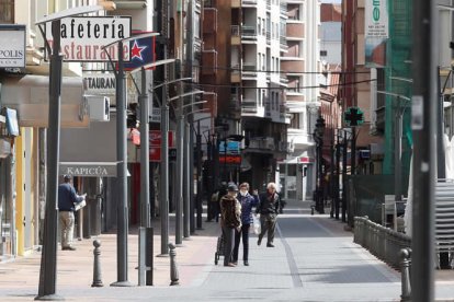 Viandantes en la calle Burgo Nuevo de la capital. RAMIRO