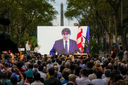 Carles Puigdemont interviene por videoconferencia en un mitin de JXCAT, el pasado viernes en Barcelona. EFE  ENRIC FONTCUBERTA