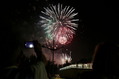 Los primeros fuegos artificiales de las fiestas de este año durante la noche de San Juan. FERNANDO OTERO