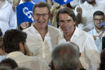 Núñez Feijóo y José María Aznar ayer, en un mitin del PP en Murcia. MARCIAL GUILLÉN