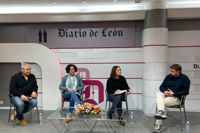 Javier Alonso Fierro, presidente de la Comunidad de Regantes del Páramo Bajo de León y Zamora, Silvia Garrido Casado, gerente de Bodegas Pobladura, y Mario Valladares, concejal de Promoción Industrial, Economía, Empleo y Fiestas del Ayuntamiento de Villaquilambre. integrantes de la mesa redonda 'Renovación generacional' junto a María Carnero, redactora de Diario de León y moderadora. RAMIRO