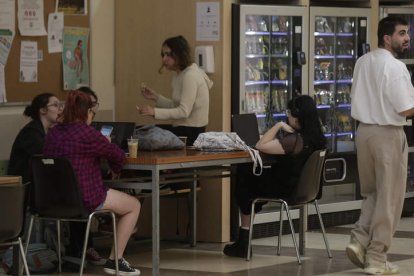 Alumnos de la Universidad de León durante un parón entre clase y clase en una de las facultades de Vegazana. FERNANDO OTERO