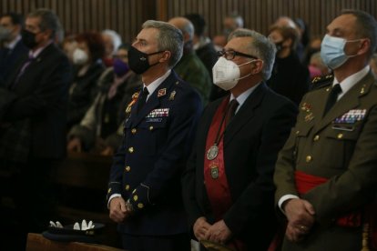 El coronel Ballesta sustituyó al teniente general Castillo. En la imagen, junto al alcalde de Valverde, David Fernández y el general del Maca, Vicente Torres. FERNANDO OTERO