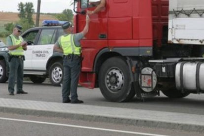 La Guardia Civil ha detenido al conductor del camión. DL