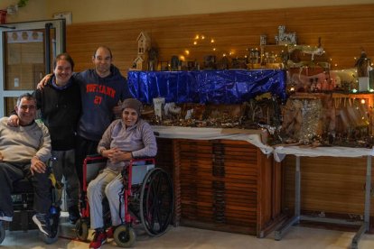 José Antonio Ferrero, Marco Antonio Ruiz, Carlos Robla y Mamen Martínez, los artistas del portal de Belén que luce en el centro de Aspace. MIGUEL F. B.