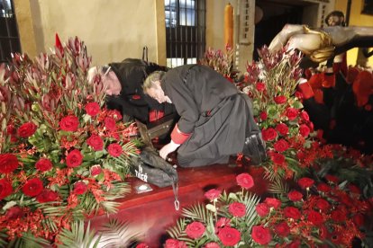 La procesión estuvo parada casi una hora por un problema en el anclaje del Cristo al trono. RAMIRO