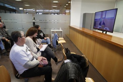 Las familias siguen el juicio desde una sala contigua. FERNANDO OTERO