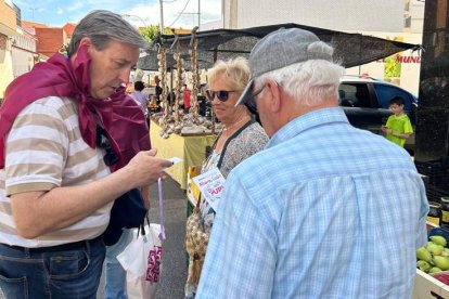 Miguel Ángel Diez Cano, durante su recorrido por La Bañeza. DL