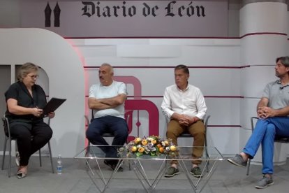 De izquierda a derecha: María Jesús Muñiz (moderadora y periodista), Alfredo Álvarez Pérez (presidente de la Asociación del Camino de Santiago de Molinaseca), Marcos Martínez (alcalde de Cuadros) y Jorge García Vega (alcalde de Congosto). RAMIRO