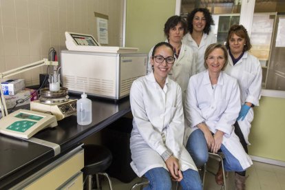 Elisa González y Vega Villar (sentadas). Detrás, María Luisa González, Cintia Miranda y María Elisa López.