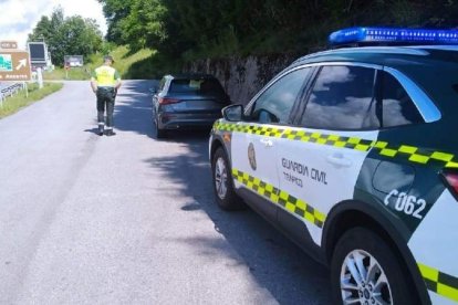 En la imagen se puede ver al coche interceptado en Piedrafita por la Guardia Civil después de que hiciera saltar el radar cuando circulaba a 200 km/h. DL