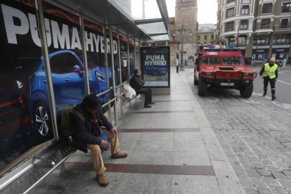 Personas esperando el autobús en Santo Domingo. JESÚS F. SALVADORES