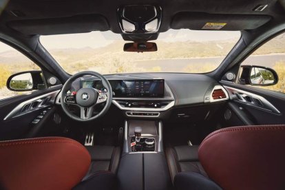 Materiales de alta calidad y un diseño marcadamente deportivo en el puesto de conducción del nuevo BMW XM ‘Label Red’. bmw