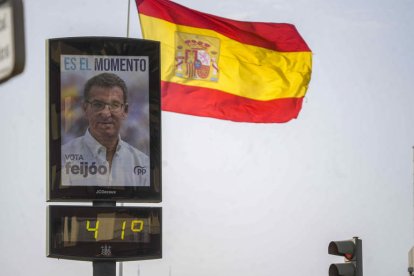 La imagen de Feijóo en la calurosa jornada electoral. RAFA ALCAIDE