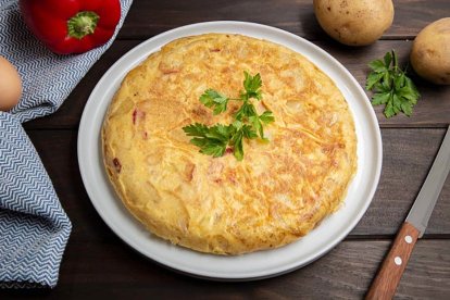 Cómo hacer tortilla de patata como la de tu abuela: ¿Con o sin cebolla?