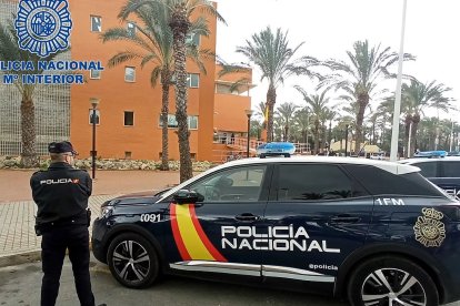 Un agente de la Policía Nacional frente a la comisaría en Elche. POLICÍA NACIONAL