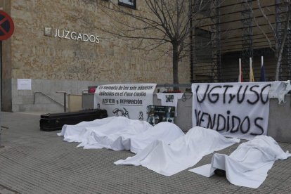 La escena que recibió ayer a los acusados y los abogados en los juzgados de León. FERNANDO OTERO