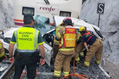 Estado en el que quedó el vehículo arrollado por el tren. GUARDIA CIVIL