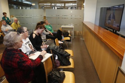 Las familias han seguido un día más el juicio desde una sala contigua. F. OTERO