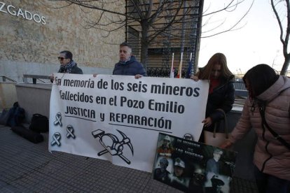 Las familias de las víctimas recuerdan su memoria a la entrada de los Juzgados de León. RAMIRO