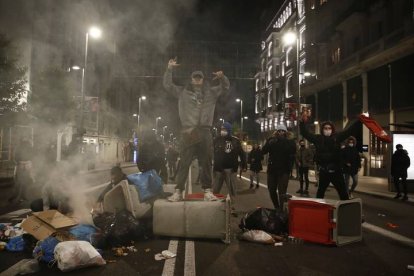 La Policía Nacional ha disuelto a más de un centenar de personas que han intentado cortar esta noche la Gran Vía de Madrid. RODRIGO JIMÉNEZ