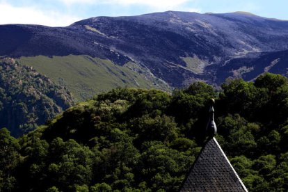 Un enorme manto negro de ceniza se observaba ayer, con el cielo limpio, desde el monasterio de San Pedro de Montes. El incendio originado en Montes de Valdueza hizo ayer una semana, con 1.435 hectáreas quemadas según la cifra oficial, ya ha superado en superficie al que también registró la Tebaida berciana en abril de 2017. El fuego seguía ayer en nivel 2 ante el fuerte viento previsto al final del día. ANA F. BARREDO