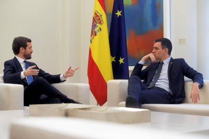 El presidente del Gobierno, Pedro Sánchez (d), recibe al líder del Partido Popular (PP), Pablo Casado (i). JUAN CARLOS HIDALGO