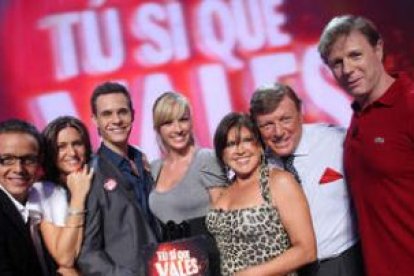 Loles León con los compañeros del programa «Tú sí que vales».