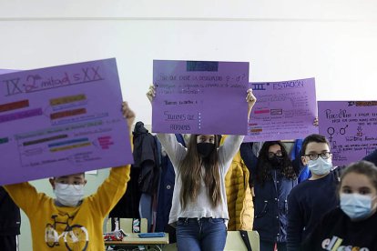 Los alumnos de la ESO de Boñar enseñaron ayer a Diario de León parte del trabajo de estos días para la jornada de la violencia contra la mujer. MARCIANO PÉREZ