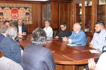 El empresariado de Fele, con Javier Morán y José María Vallejo, en la reunión con el alcalde de Ponferrada. DL