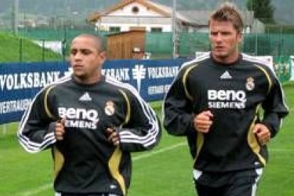 David Beckham y Roberto Carlos, en el entrenamiento de ayer