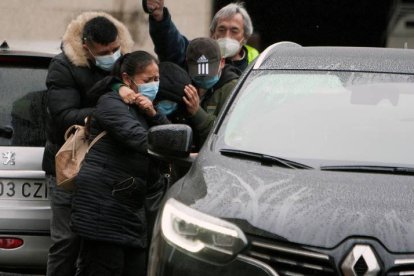 Familiares del buque pesquero Villa de Pitanxo, que naufragó en aguas canadienses de Terranova, salen de la casa armadora en Marín, este miércoles. SALVADOR SAS