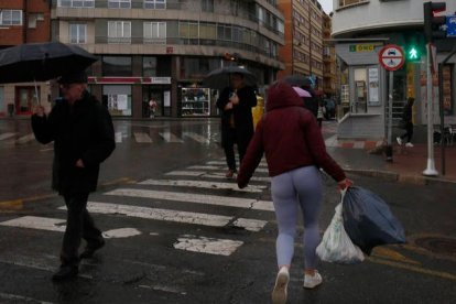 Semáforo para regular el tráfico y no colapsar la rotonda. FERNANDO OTERO