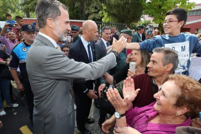 El rey saluda a un niño durante su encuentro con los vecinos de Villablino, ayer. RAMIRO