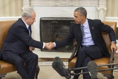 Obama y Netanyahu se saludan al inicio de su encuentro en el despacho Oval de la Casa Blanca, ayer.