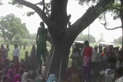 Los cuerpos de las dos hermanas adolescentes colgados del árbol, este miércoles.