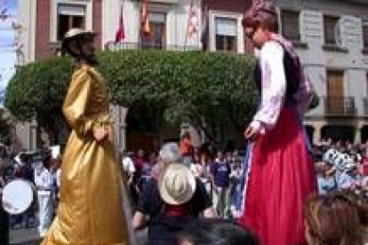 Animación y diversión en los desfiles de carrozas con gigantes y cabezudos por las calles