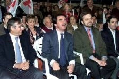 Aznar, en el centro, ayer en el acto de Tomelloso