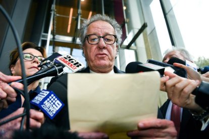 El actor Geoffrey Rush atiende a la prensa tras conocerse el fallo a su favor, en el Tribunal Supremo de Sídney.