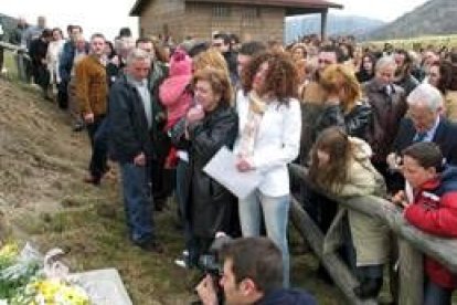 En la imagen de archivo, uno de los últimos homenajes a Sheila en el lugar en el que fue hallada