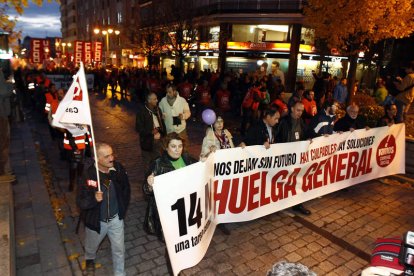 La cabecera de la manifestación, a oscuras.