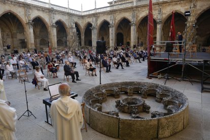 Lectura de los Fueros de León en el claustro de la catedral. F. Otero Perandones.