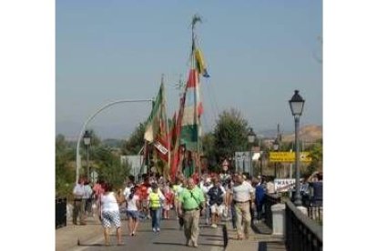 Vista de los peregrinos paseando los pendones en la romería