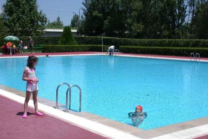 Las piscinas de Veguellina son un buen reclamo para las familias. DL