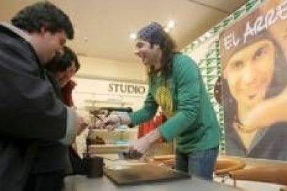 El artista sevillano, durante su última firma de discos en la capital leonesa