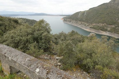 La pasarela unirá las orillas de Congosto y Cubillos en la cola del pantano de Bárcena, a los pies de la Peña de Congosto. L. DE LA MATA