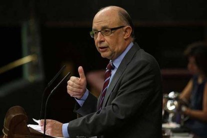 El ministro de Hacienda, Cristóbal Montoro, durante el pleno extraordinario, este martes, en el Congreso